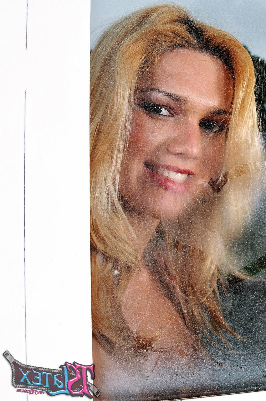 20P A travesti loira Karol Alves arregaça seu vestido vermelho de látex e solta o pau
