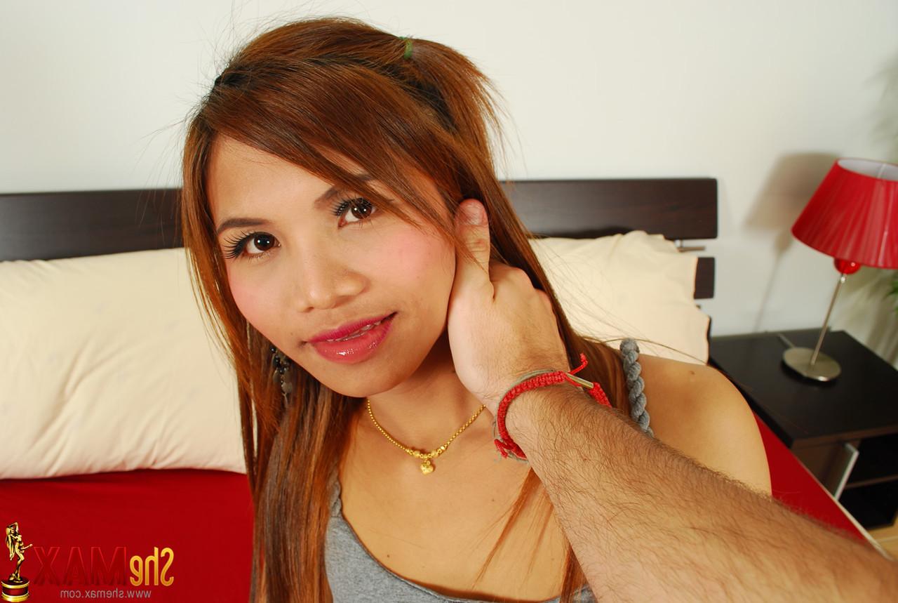 20P A linda travesti asiática Kae revela seus peitos minúsculos antes de chupar um pau no ponto de vista