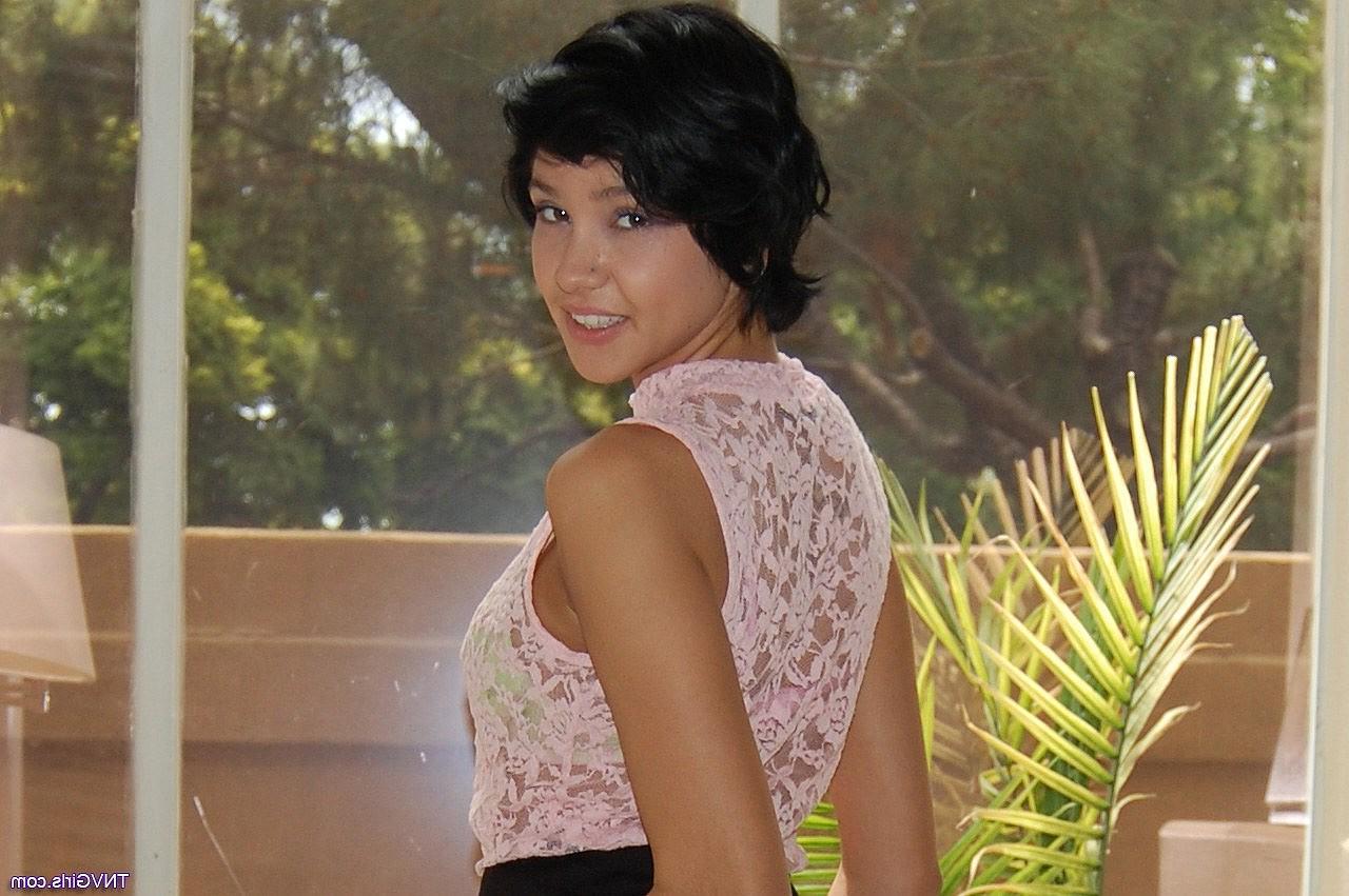 20P La impresionante joven Cadey se quita lentamente la ropa y posa desnuda