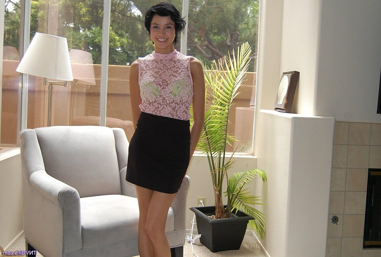20P La impresionante joven Cadey se quita lentamente la ropa y posa desnuda