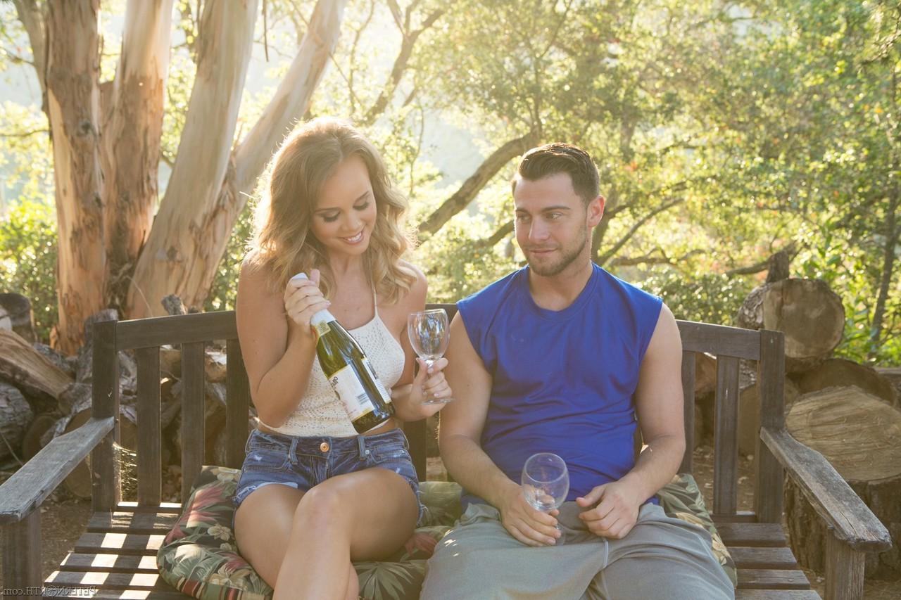20P Alexis Adams, étudiante aux gros seins, suce une grosse bite en plein air.