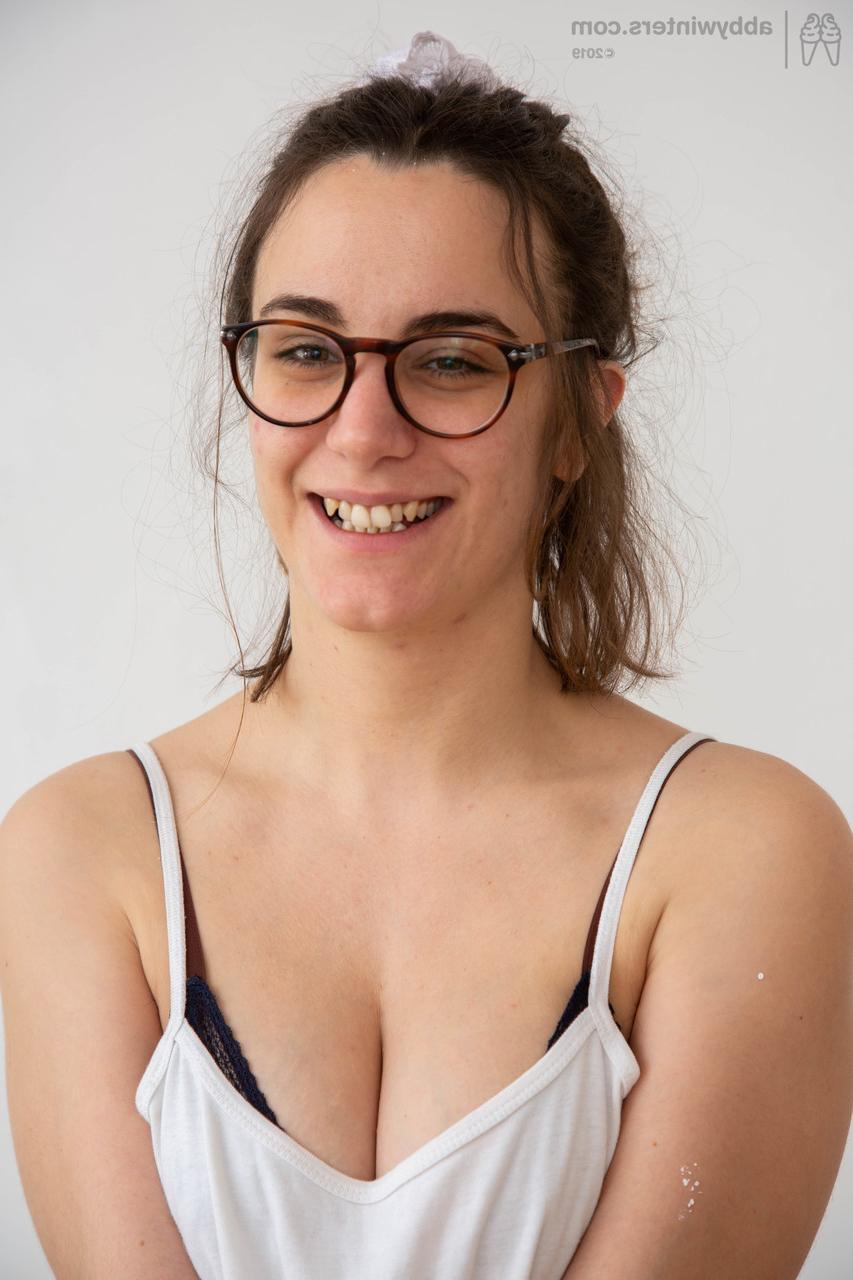 20P Lucia M, une jeune à lunettes, montre ses fesses et son vagin poilu avant de les doigter.