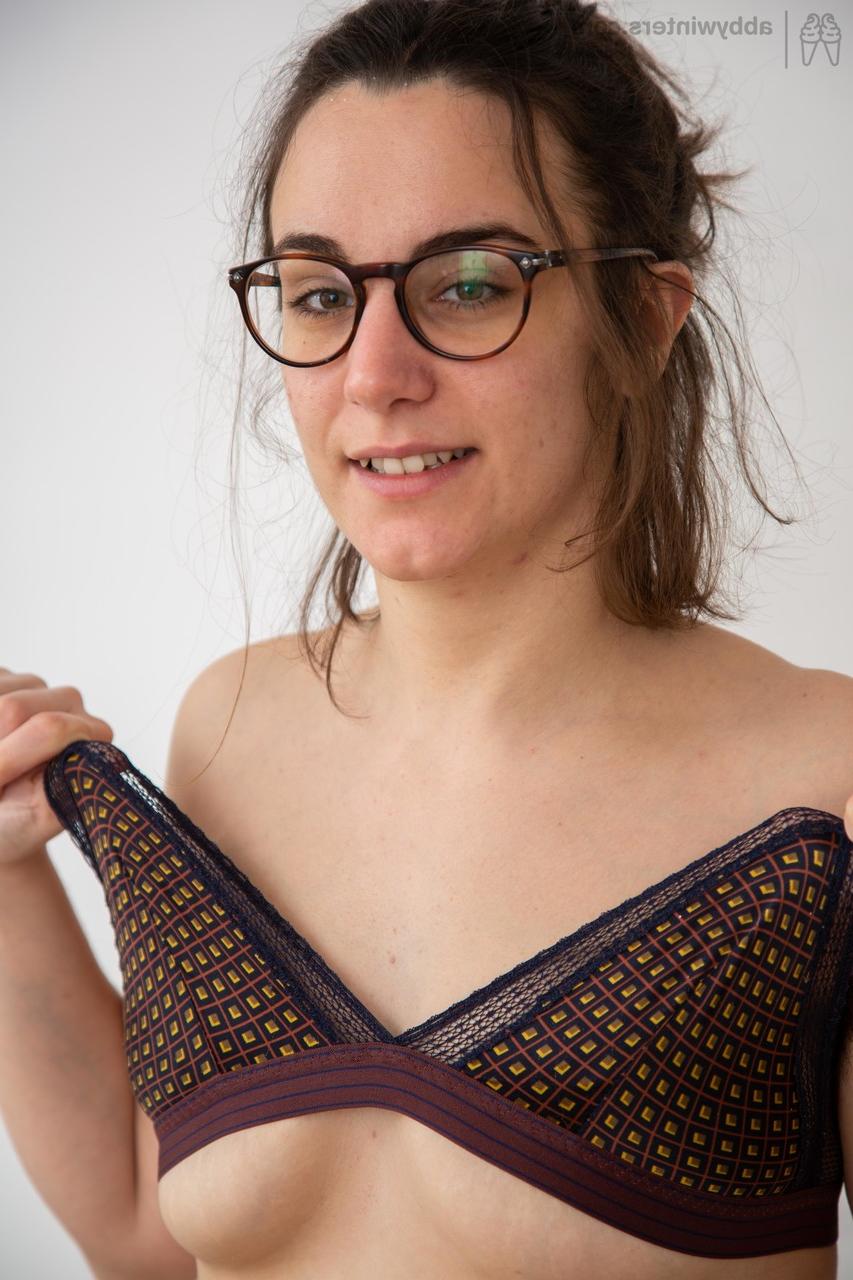 20P Lucia M, une jeune à lunettes, montre ses fesses et son vagin poilu avant de les doigter.