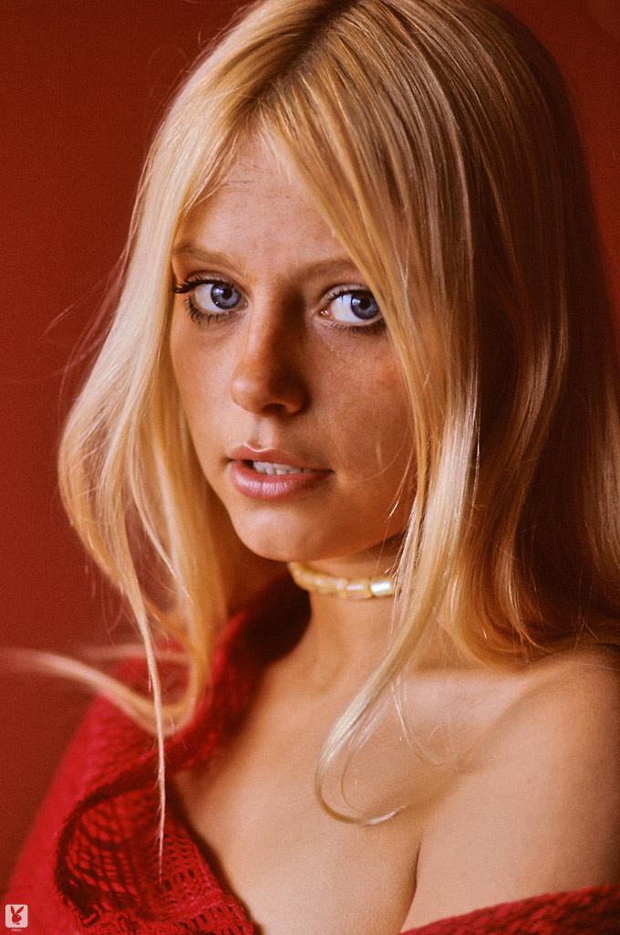 15P La petite blonde en rouge Anulka Dziubinska montre ses seins naturels et son buisson.