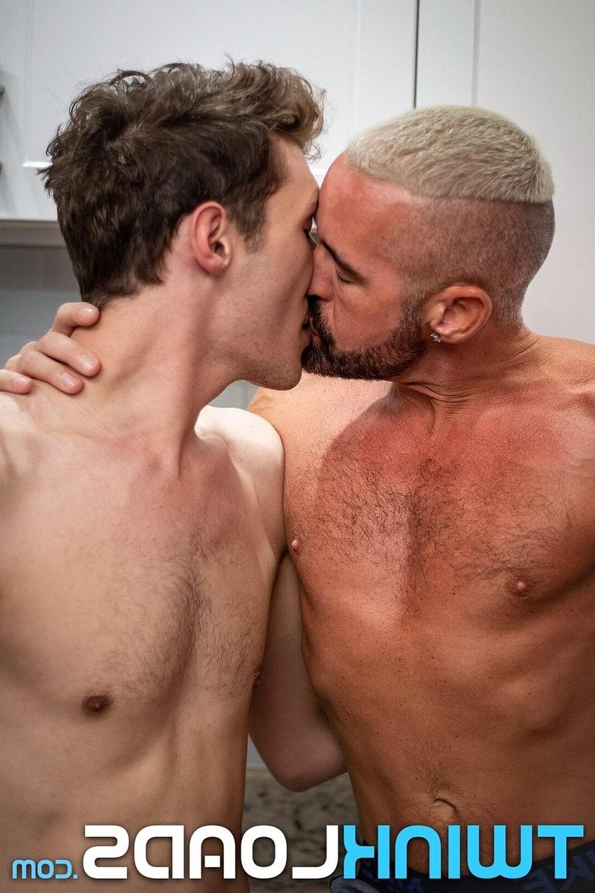 15P Der feminine, reife Schwule Chase Manning wird von Axel Black gefickt und vollgespritzt