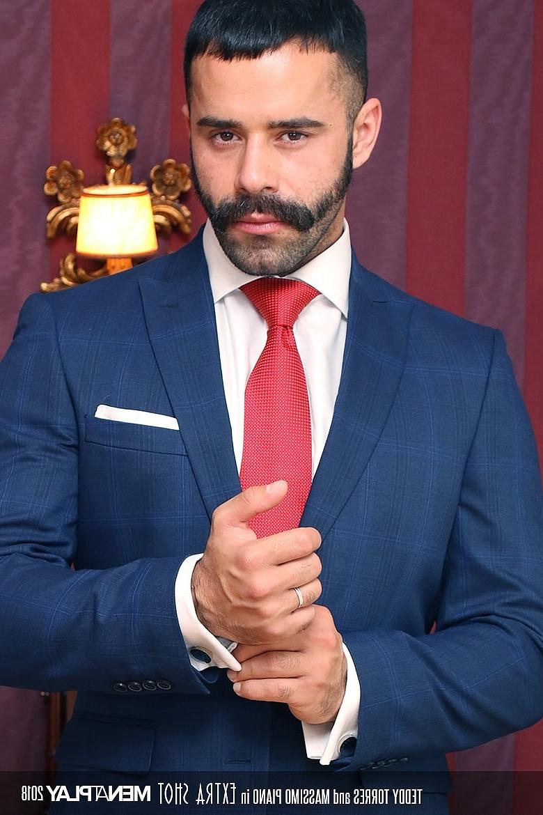16P Los sexys empresarios gay Massimo Piano y Teddy Torres se involucran en una acción de sexo anal