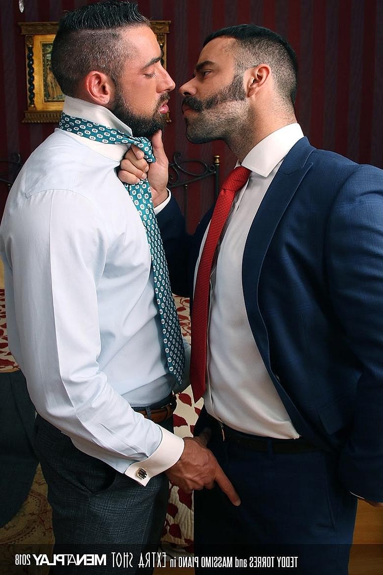 16P Los sexys empresarios gay Massimo Piano y Teddy Torres se involucran en una acción de sexo anal