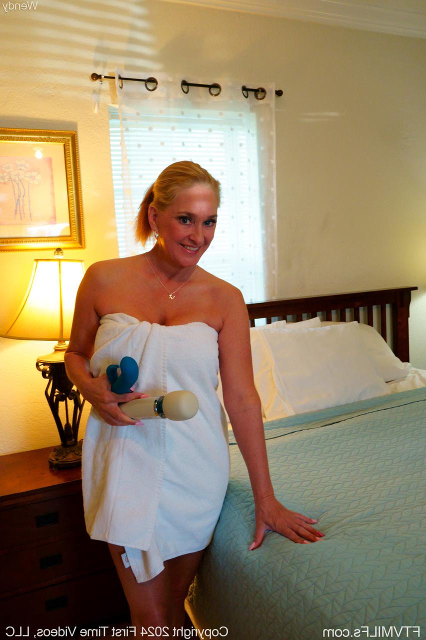 20P Sexy amador MILF Wendy faz topless no espelho e brinca com seus peitos grandes