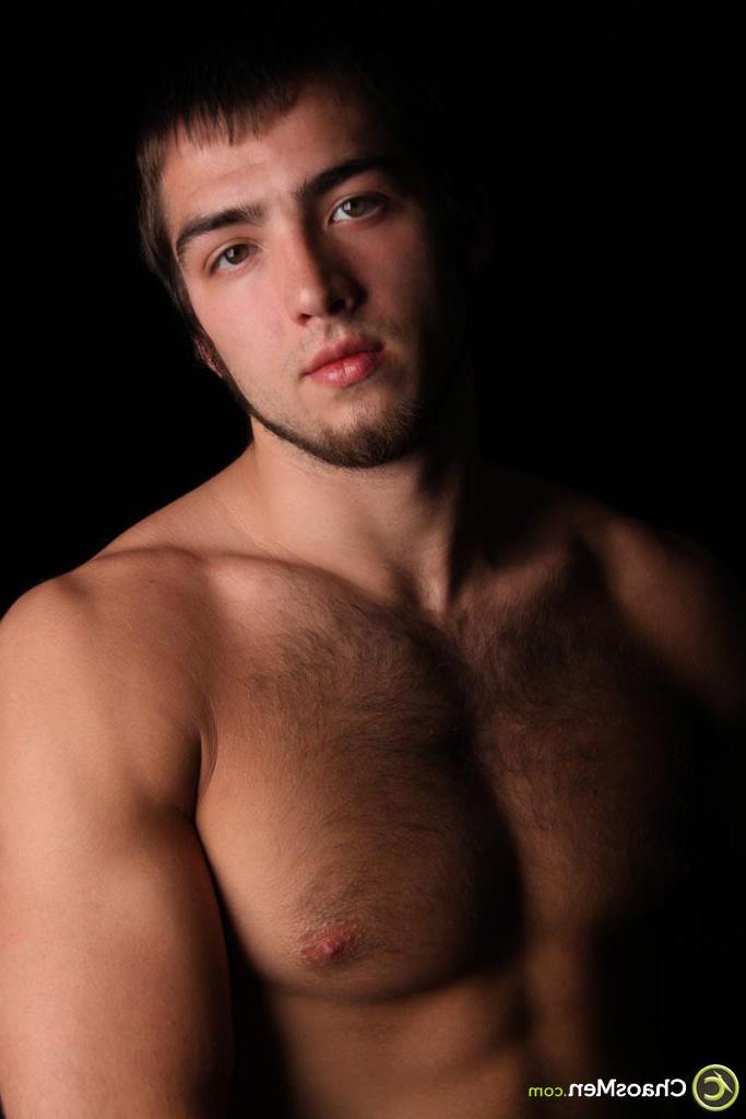 20P O moreno gay Darius exibindo seu peito peludo, pau e bunda redonda