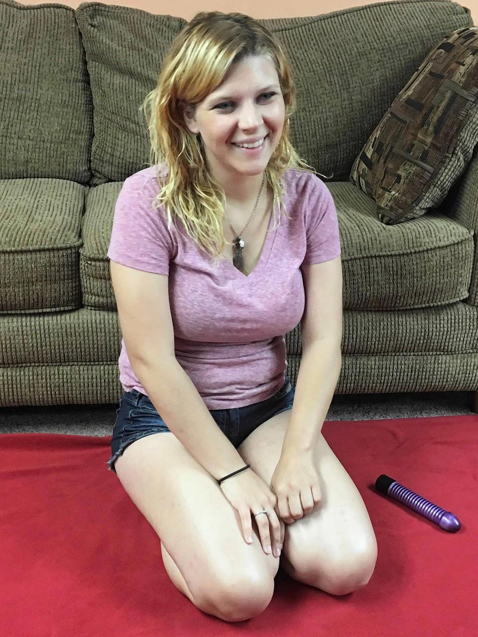 20P Das heiße Babe mit den großen Brüsten Brianna Stars spielt mit einem Dildo in ihrer rasierten Muschi