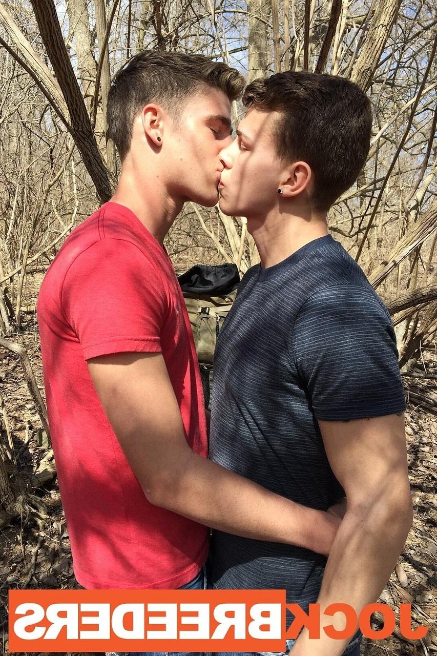 20P Garotos gays morenos Chad Porter e Travis Stevens tiram a roupa e transam na floresta