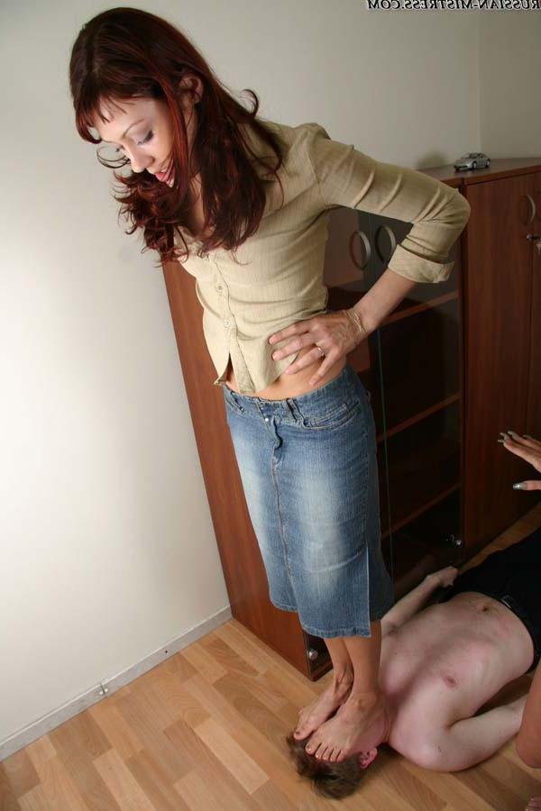 16P Chicas rusas se quitan los tacones antes de pisotear a un hombre en topless