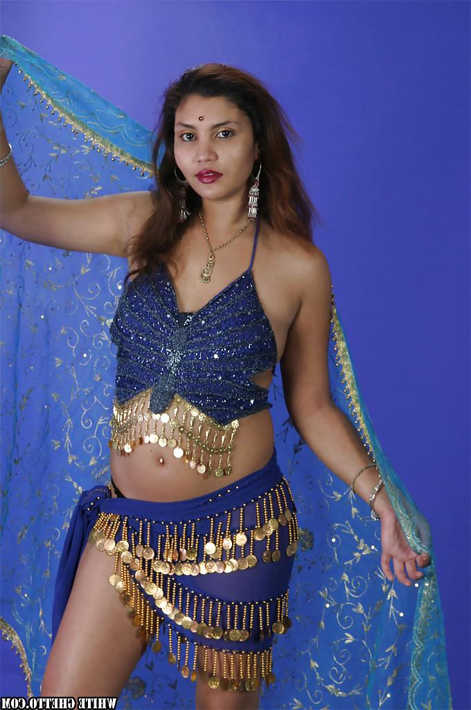 16P Gata indiana sexy de salto alto descobrindo lentamente suas curvas tentadoras