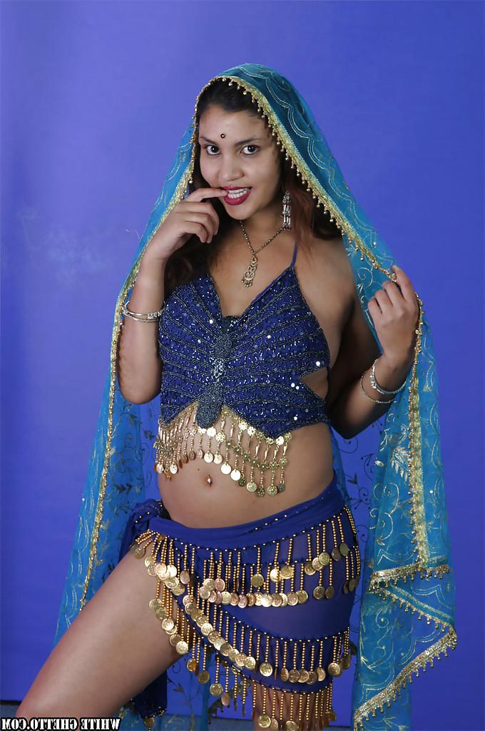 16P Gata indiana sexy de salto alto descobrindo lentamente suas curvas tentadoras