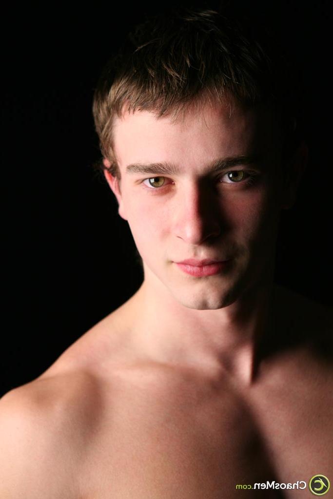 20P El musculoso gay Drederick revela su cuerpo sexy y acaricia su bonita polla