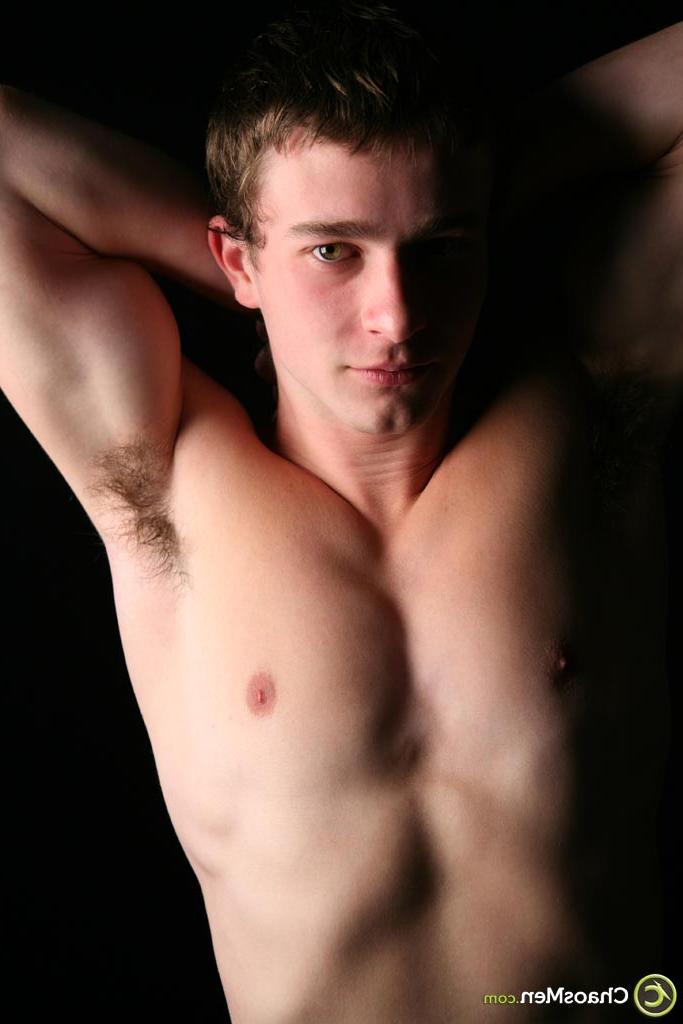 20P El musculoso gay Drederick revela su cuerpo sexy y acaricia su bonita polla