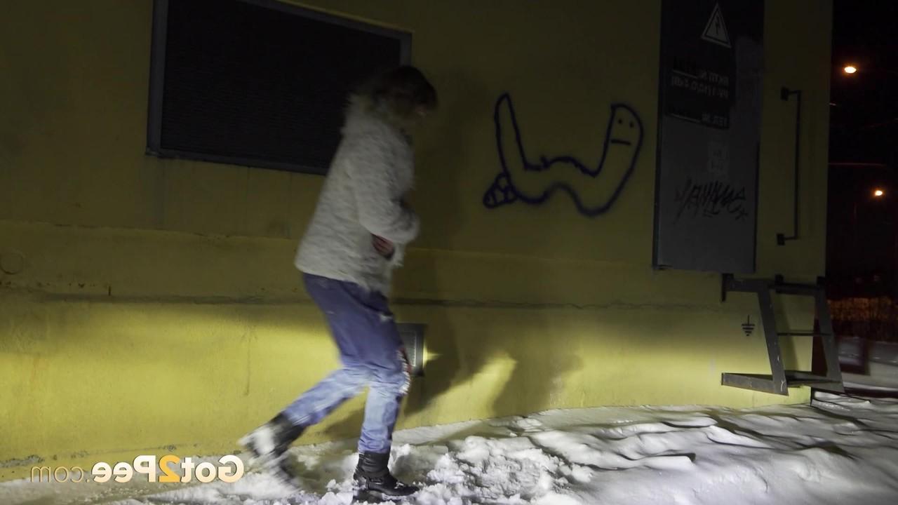 15P La blonde Jessy pisse sur un sol enneigé la nuit