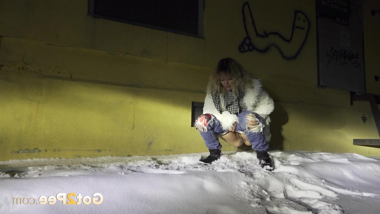15P La blonde Jessy pisse sur un sol enneigé la nuit