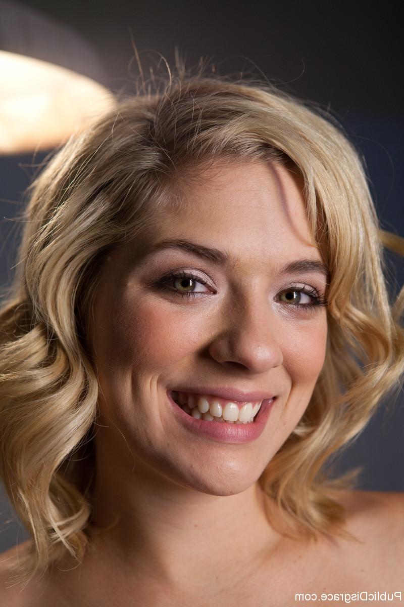 20P La délicieuse blonde Lia Lor se déshabille et pose au sous-sol.