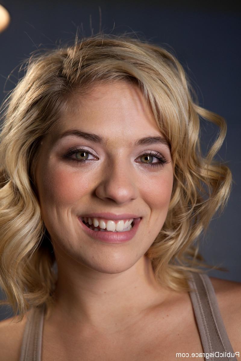 20P La délicieuse blonde Lia Lor se déshabille et pose au sous-sol.