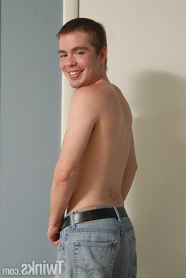 20P Minet bien membré branle sa grosse bite lors d'un strip-tease sexy dans une chambre en solo