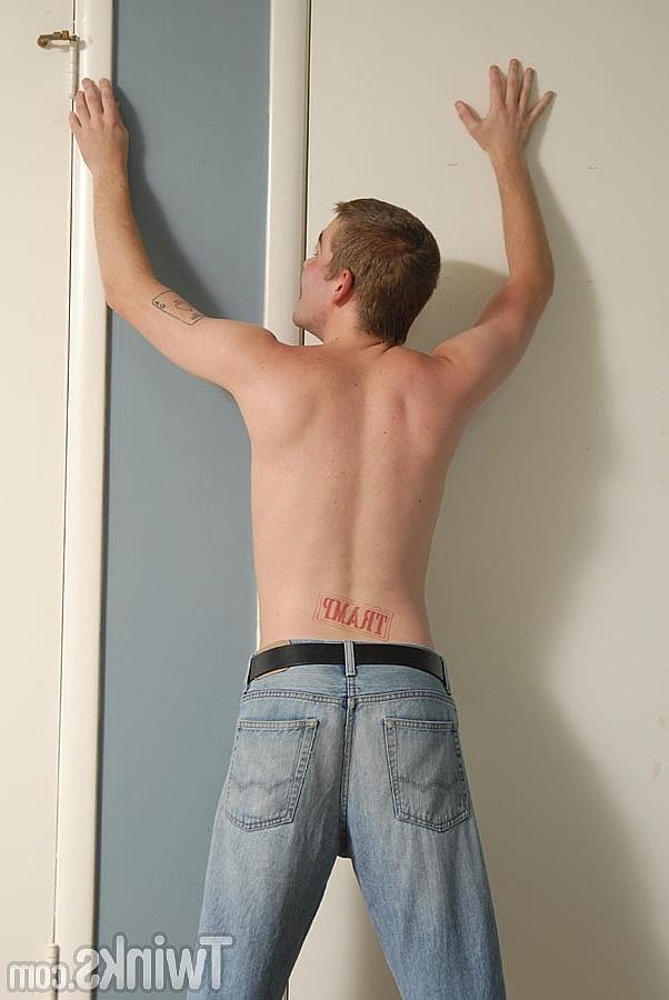 20P Minet bien membré branle sa grosse bite lors d'un strip-tease sexy dans une chambre en solo