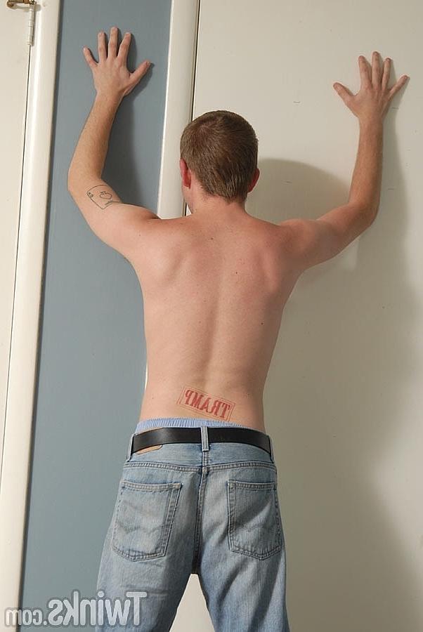 20P Minet bien membré branle sa grosse bite lors d'un strip-tease sexy dans une chambre en solo