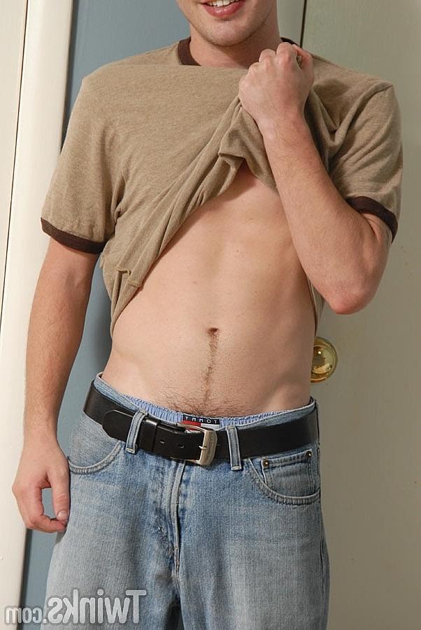 20P Minet bien membré branle sa grosse bite lors d'un strip-tease sexy dans une chambre en solo