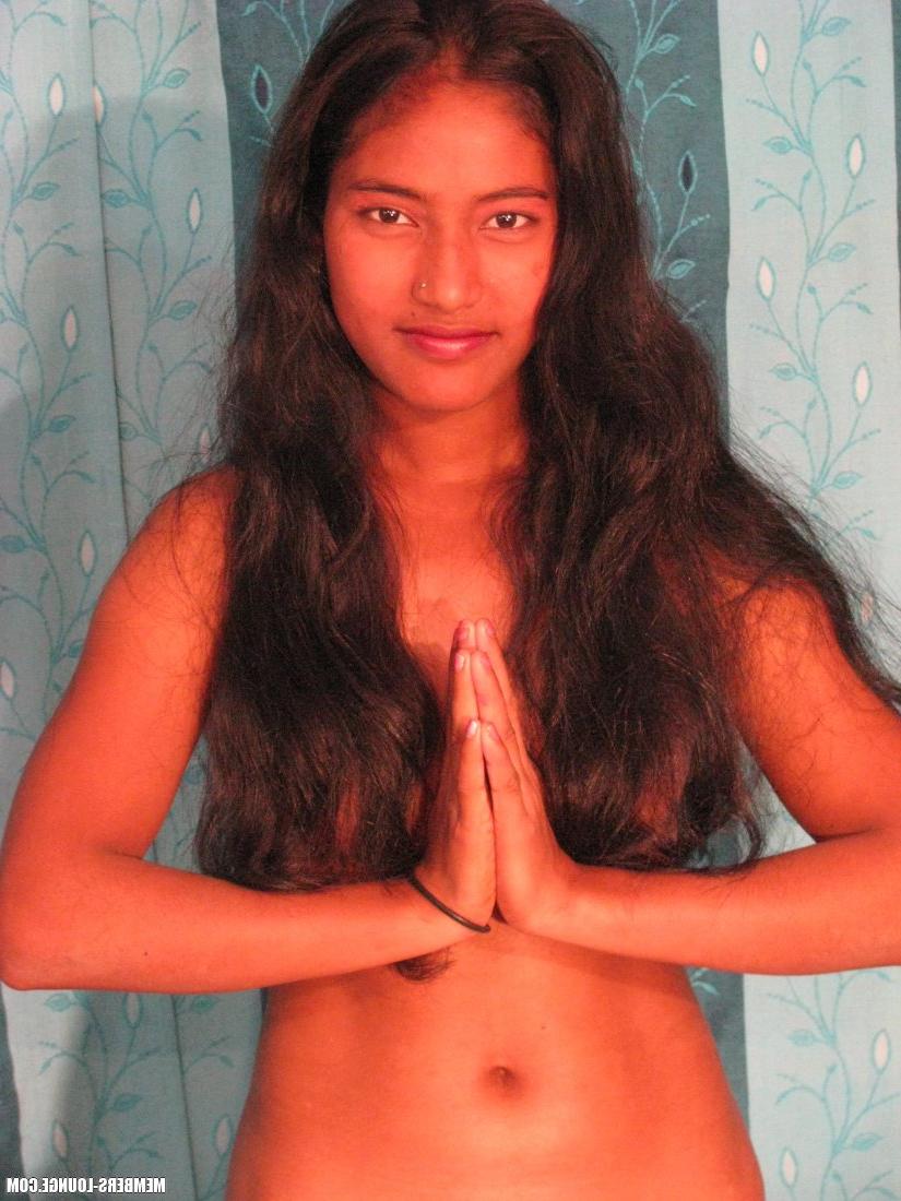 15P Une adolescente indienne aux cheveux longs embrasse son petit ami avant de recevoir un cunnilingus