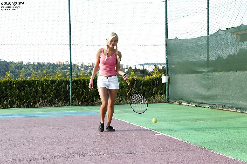16P Doce loira adolescente com tranças tirando sua roupa esportiva ao ar livre