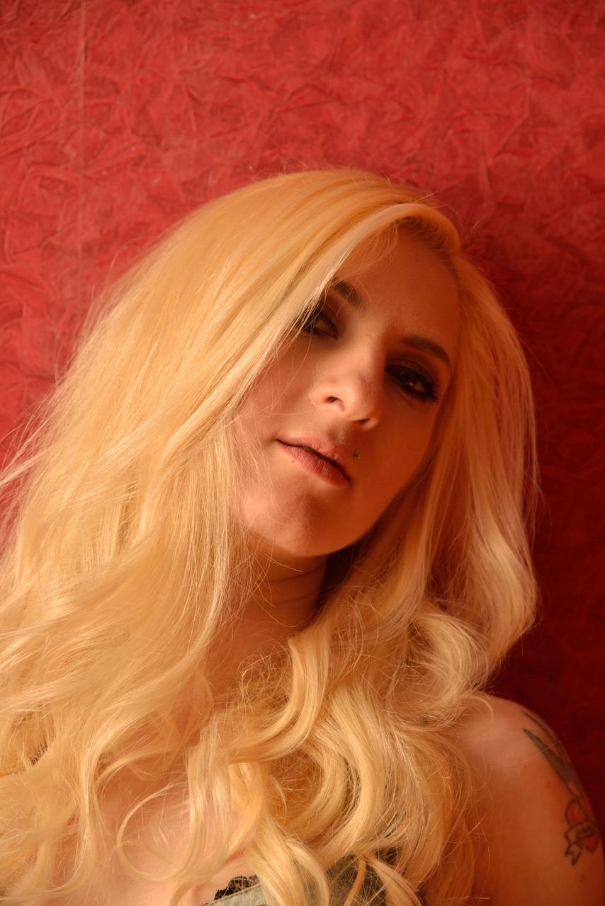 19P A loira Elizabeth Mary tira a lingerie preta ficando superexcitada e posa nua