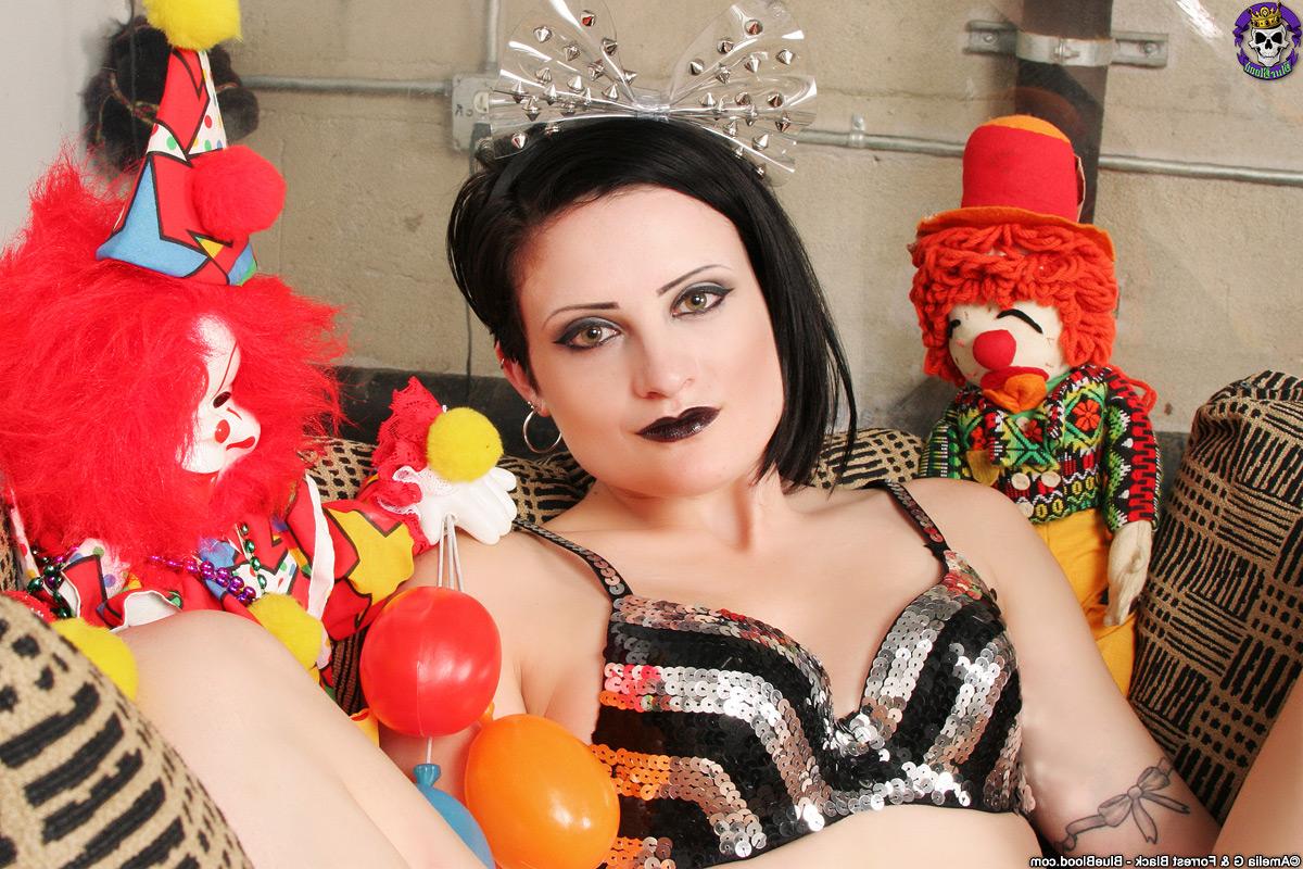 15P Das Gothic-Girl Annika Amour zieht sich in High Heels auf einem Hängesessel aus