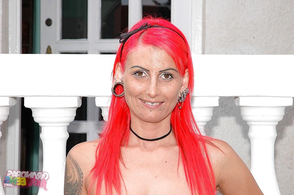 16P Gata adolescente com cabelo ruivo sexy tira a saia para se sentir