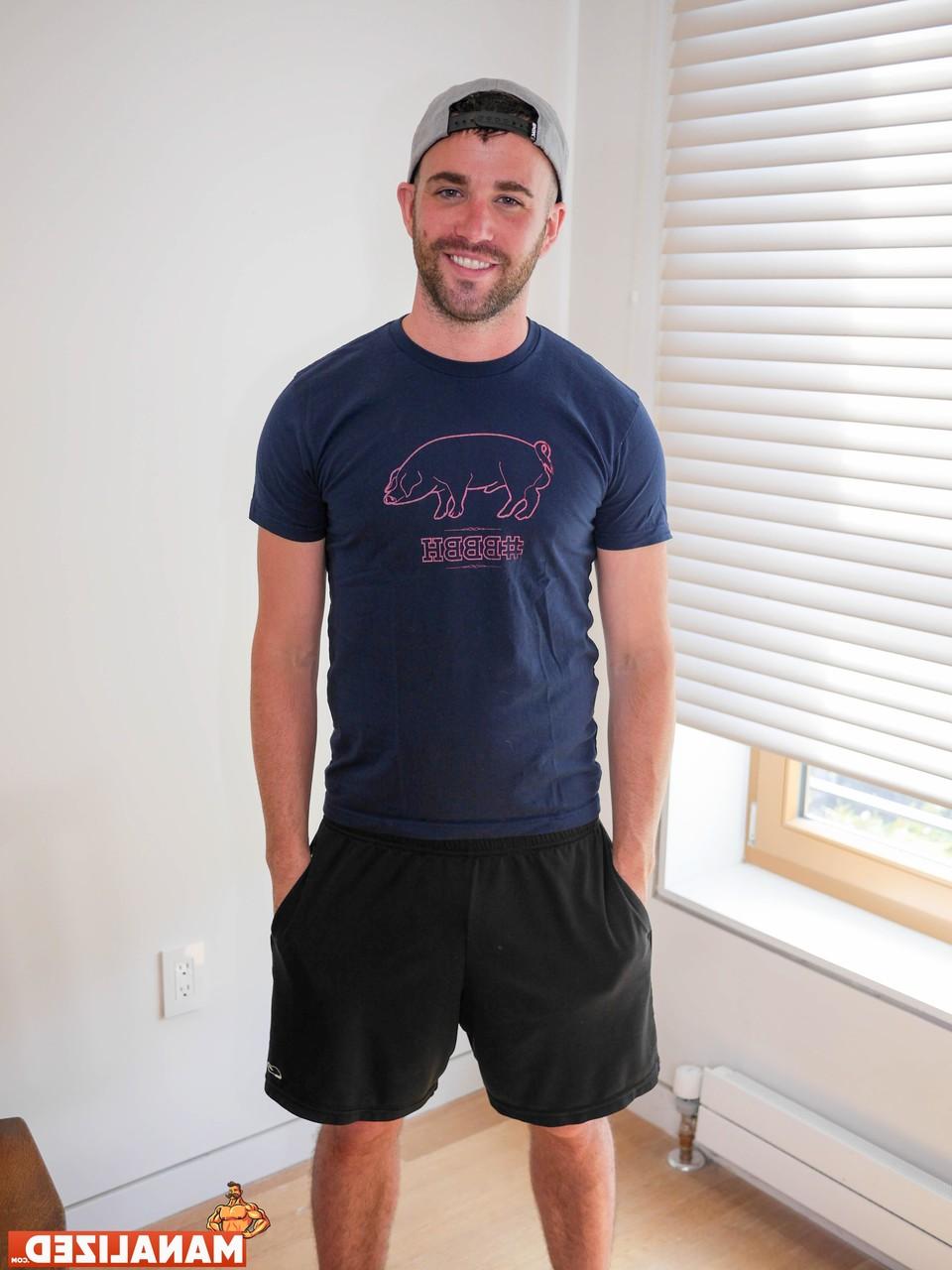 20P O gostoso gay brincalhão Alex Mason toca seu grande saque e seu pau gordo e peludo em um solo