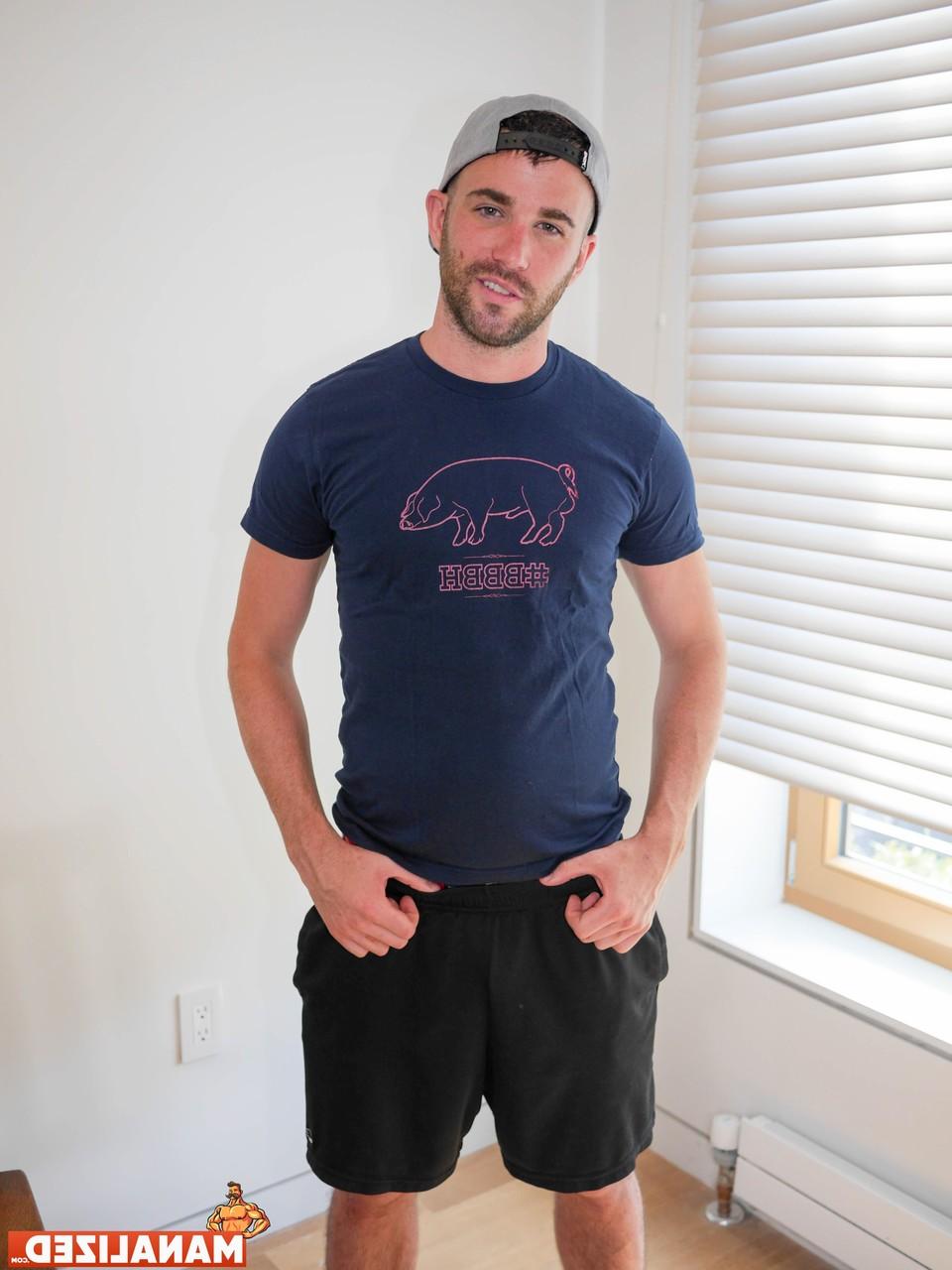 20P O gostoso gay brincalhão Alex Mason toca seu grande saque e seu pau gordo e peludo em um solo