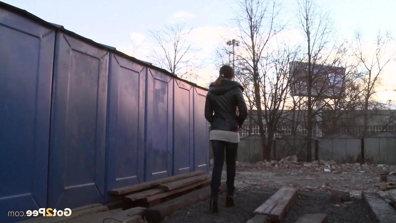 15P Bekleidete Tussi entblößt ihre fleischigen Schamlippen, während sie im Freien pisst