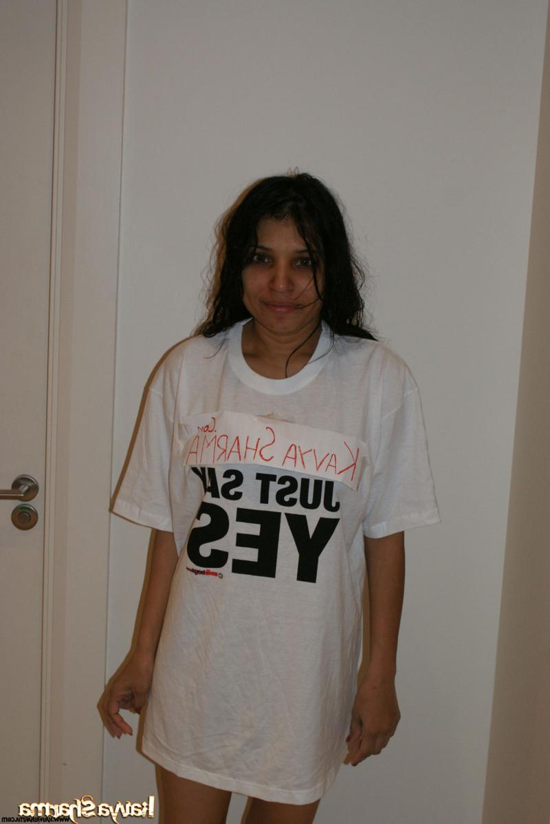 12P A indiana Kavya Sharma levanta uma camiseta para mostrar sua vagina e seios naturais