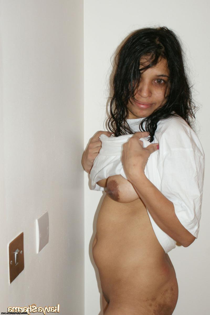 12P A indiana Kavya Sharma levanta uma camiseta para mostrar sua vagina e seios naturais