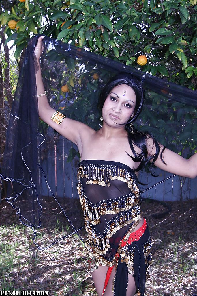 16P ハイヒールを履いたエッチなインド人女性が屋外で素敵なおっぱいを披露