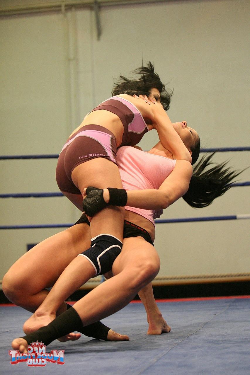 17P Las atléticas chicas del club de lucha Larissa Dee y Liz Valery se lamen lesbianas en el ring
