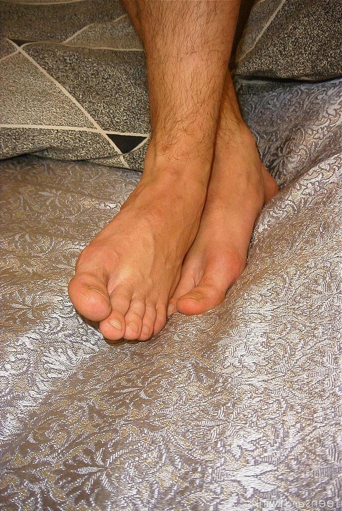 20P Hort, une brune gay à couper le souffle, se déshabille, montre son corps maigre et se frotte la bite