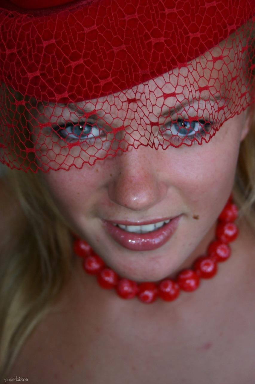 20P Die nackte Blondine Valya B zeigt ihre gebräunten Titten und ihre kahle Muschi