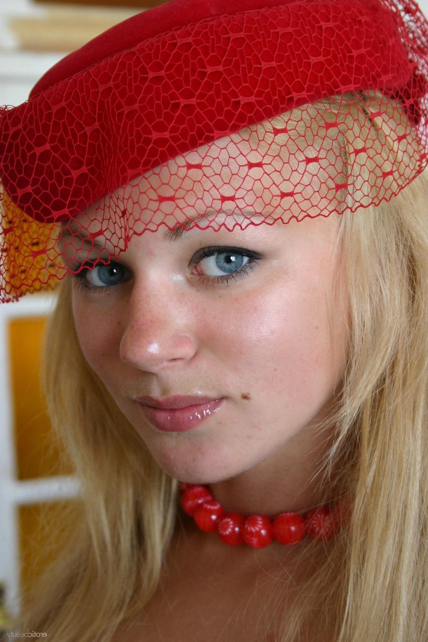20P Die nackte Blondine Valya B zeigt ihre gebräunten Titten und ihre kahle Muschi