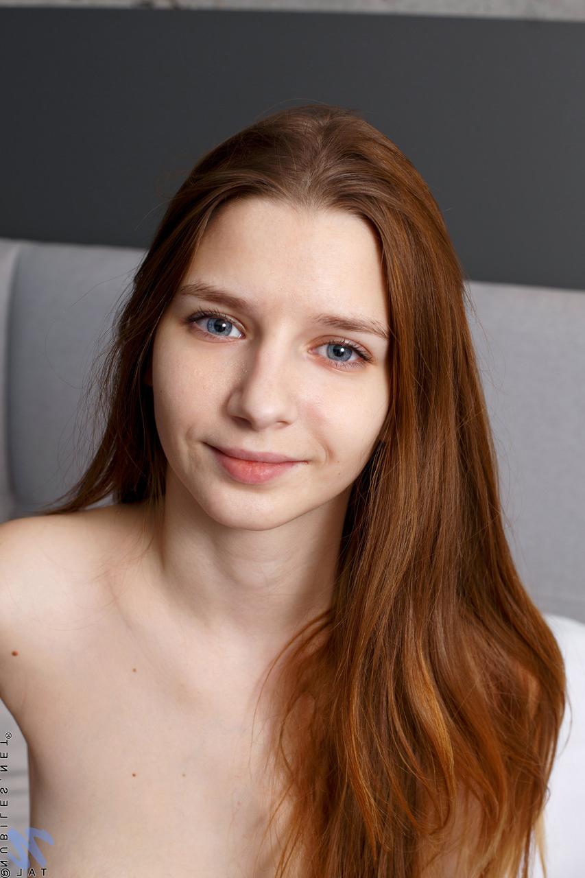 20P Das rothaarige Teenie-Babe Tal spreizt ihre großen Arschbacken und ihre kahle Muschi