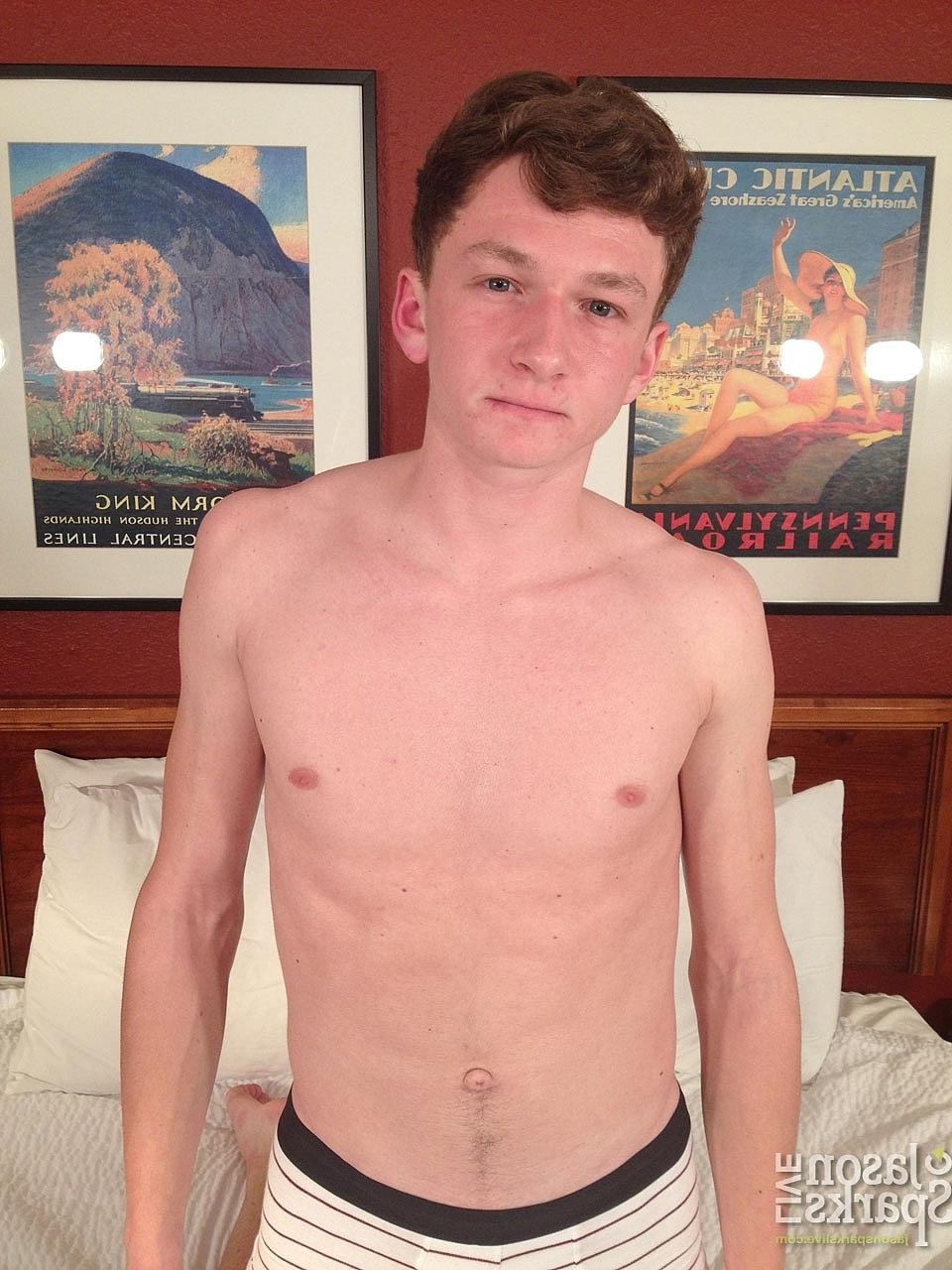 20P Die Twinks Avery Michaels und Landon Wright küssen und ficken auf dem Bett