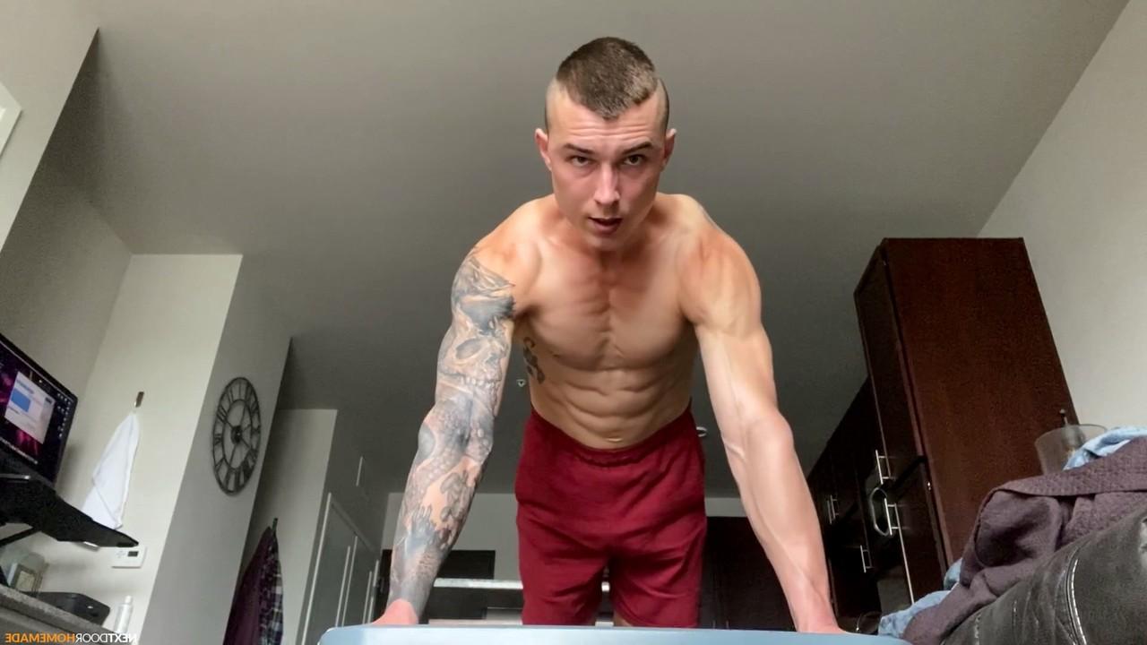 15P Gay amador sexy com músculos incríveis Hoss Kado se masturba no sofá
