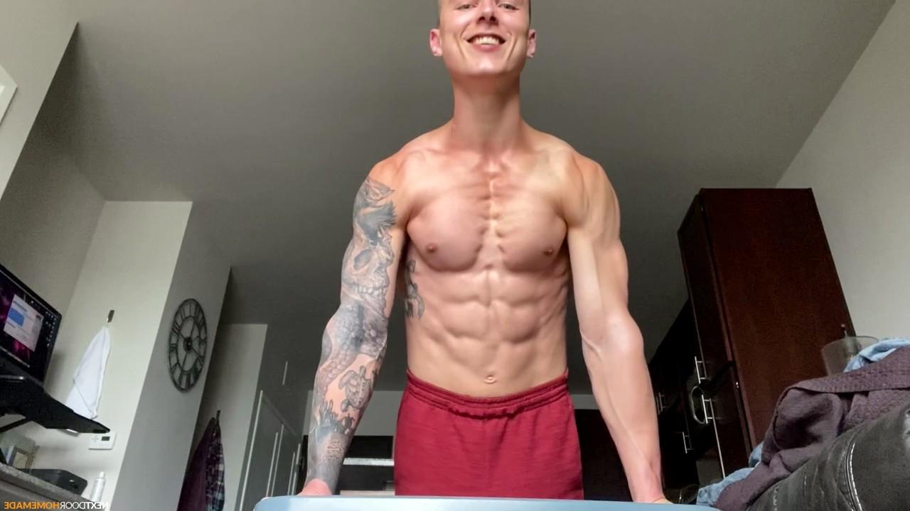 15P Gay amador sexy com músculos incríveis Hoss Kado se masturba no sofá