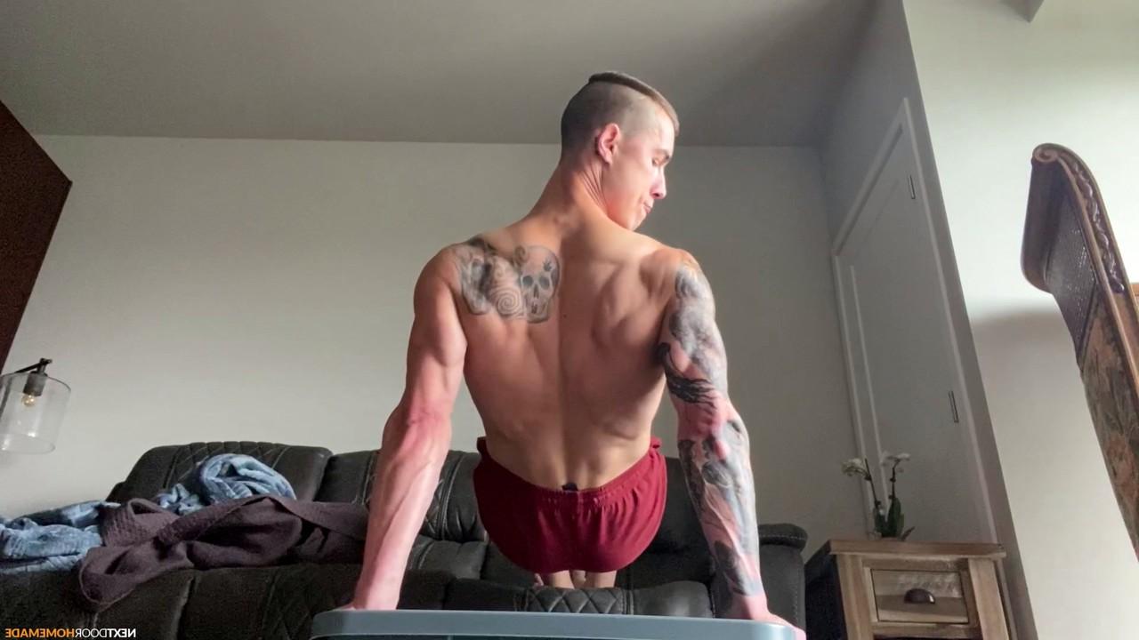 15P Gay amador sexy com músculos incríveis Hoss Kado se masturba no sofá