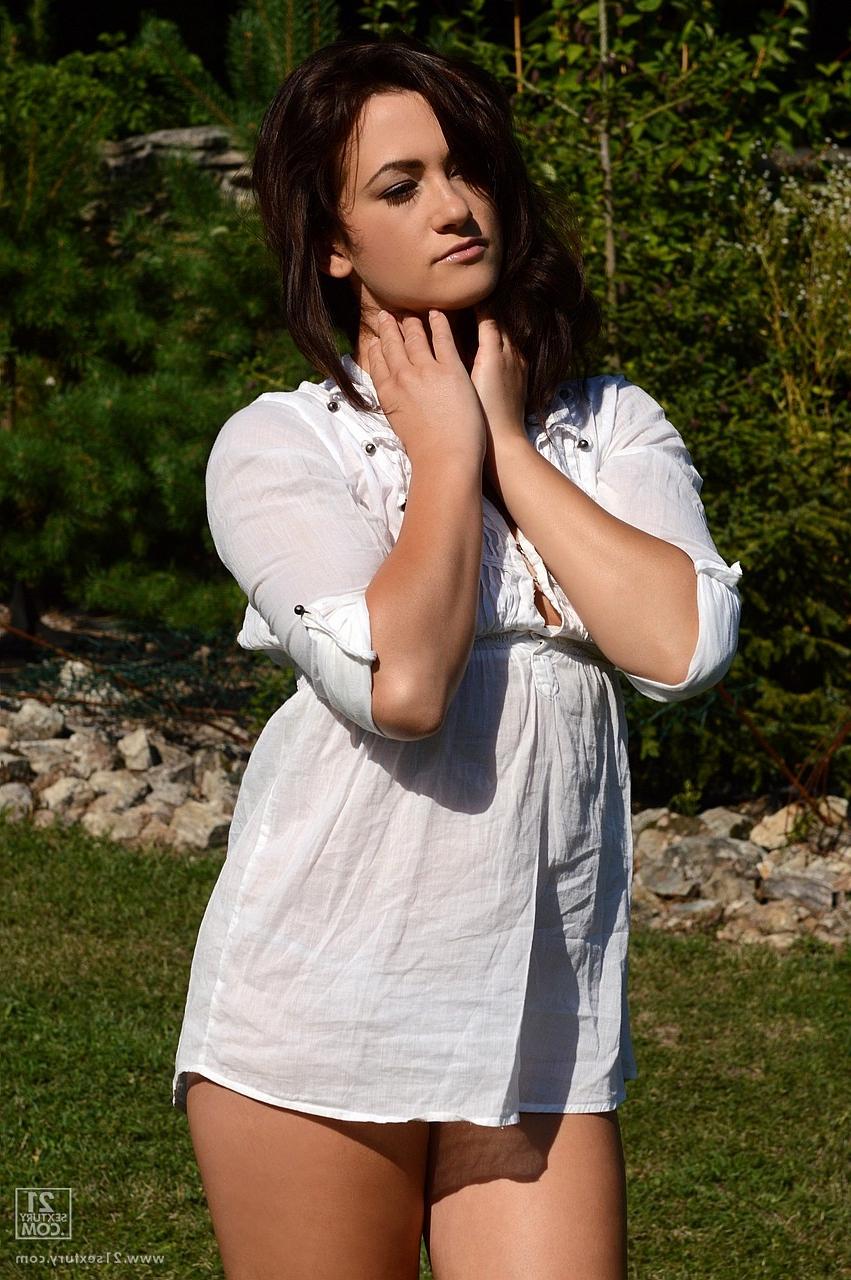 19P A querida tcheca Tess Lyndon fica nua na natureza e se masturba na grama