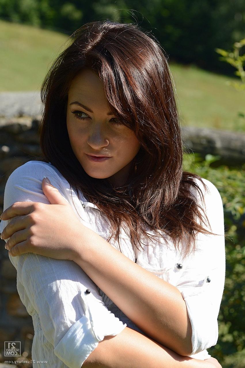 19P A querida tcheca Tess Lyndon fica nua na natureza e se masturba na grama